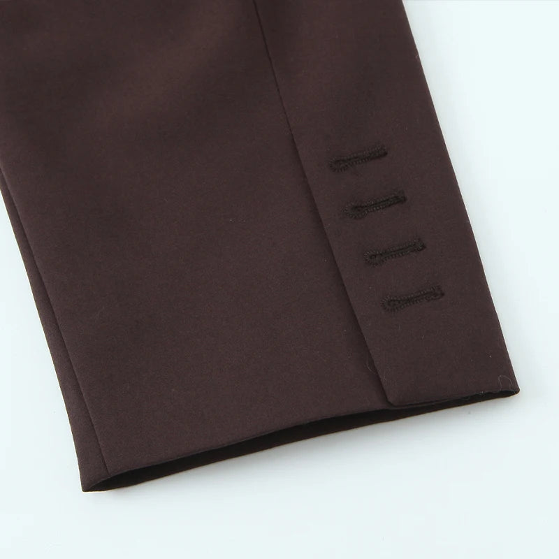 Brun jakkemanchet med fire knaphuller, elegant design, herremode, klassisk stil, skræddersyet tøj, kvalitetsmateriale, moderne herrebeklædning.