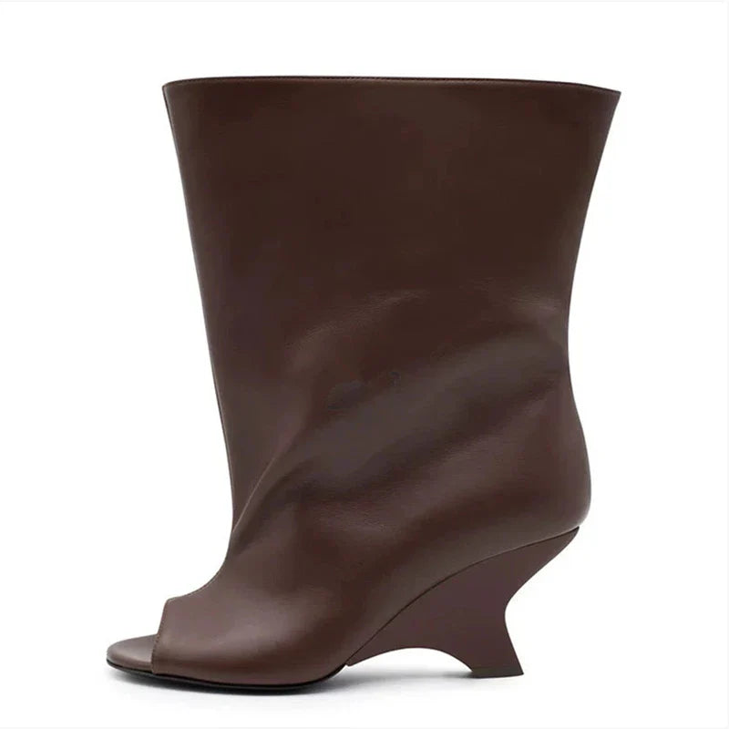 Brun læderstøvle med åben tå og unik kilehæl. Moderne design, perfekt til modebevidste kvinder. Ideel til efterår og vinter.