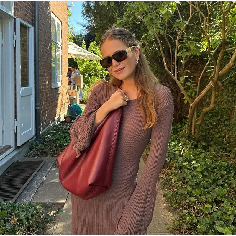 Lena Elegant maxi-neuletunikamekko avoimella selällä ja hillityillä röyhelöillä