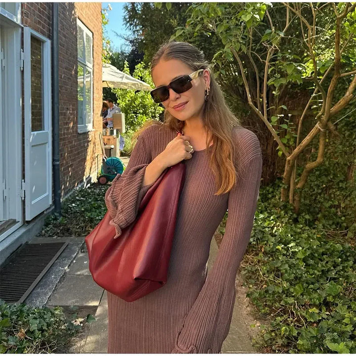 Lena Elegant maxi-neuletunikamekko avoimella selällä ja hillityillä röyhelöillä
