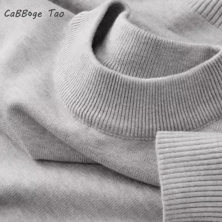 Grå uldtrøje med høj hals og ribstrikkede detaljer, blød tekstur, perfekt til vintermode. Komfortabel og stilfuld beklædning til kolde dage.
