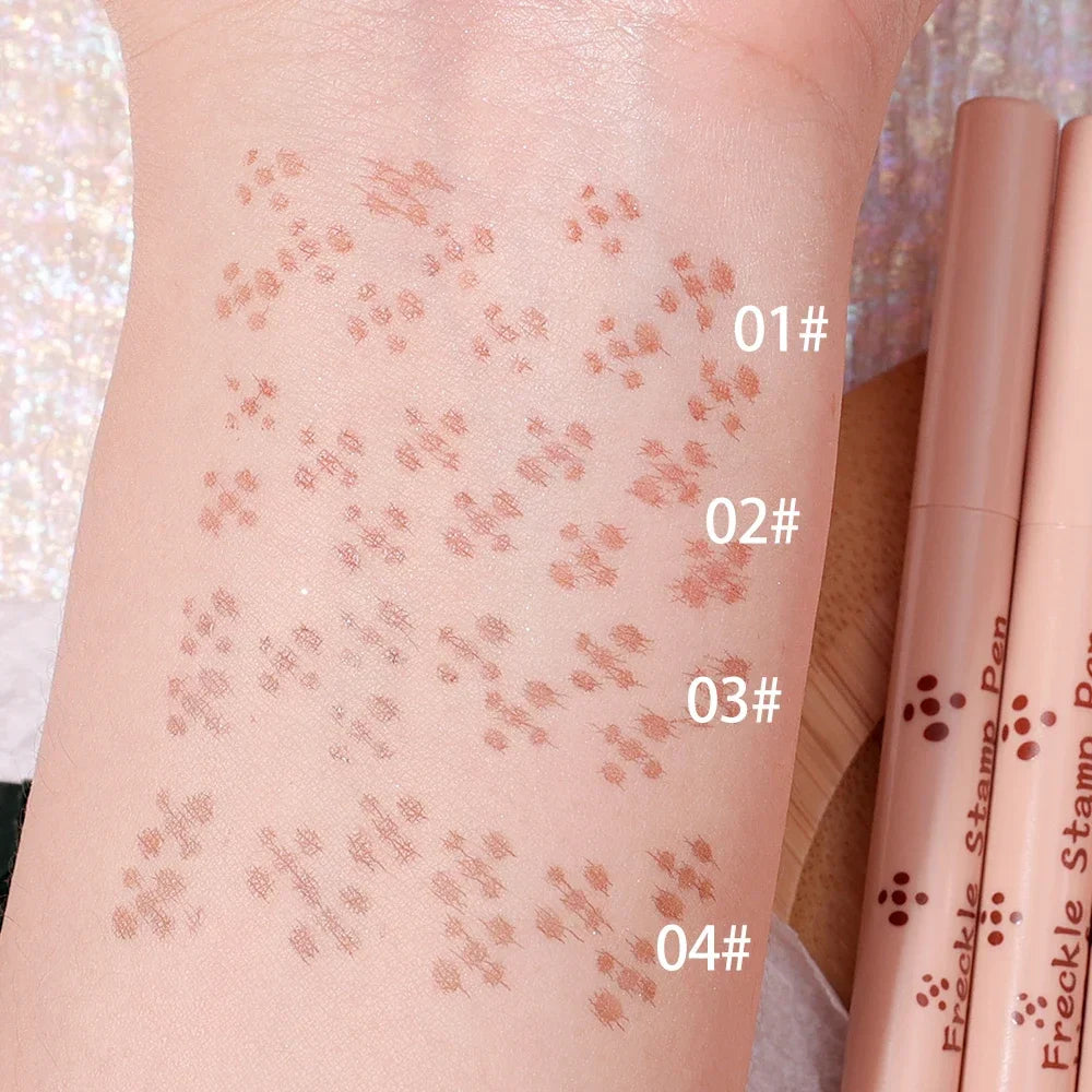 Fregne stempelpenne på hud, fire nuancer (01# til 04#) med små fregneaftryk. Makeup værktøj til naturligt udseende fregner.