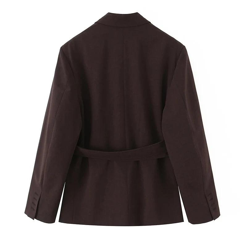 Brun blazer til kvinder set bagfra, med bælte og klassisk design. Perfekt til forretningsbrug eller formelle anledninger. Stilfuld og elegant jakke.