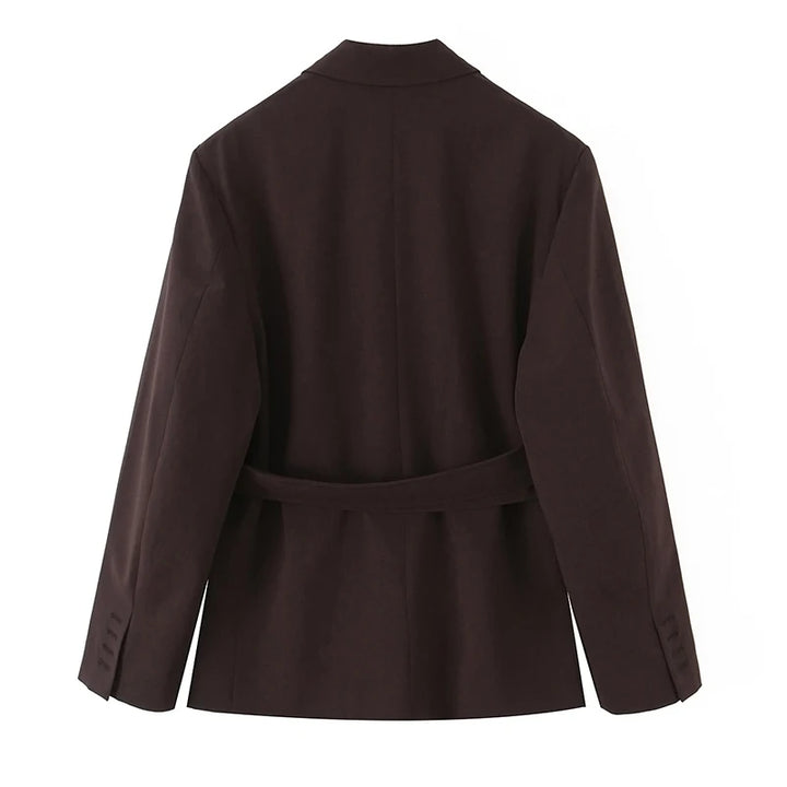 Brun blazer til kvinder set bagfra, med bælte og klassisk design. Perfekt til forretningsbrug eller formelle anledninger. Stilfuld og elegant jakke.