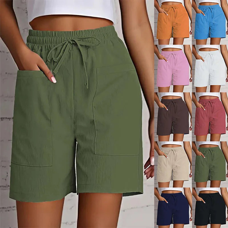 Kvinde iført grønne shorts med lommer og snøre. Forskellige farver vises ved siden af: orange, blå, pink, hvid, brun, beige, rød. Sommermode.
