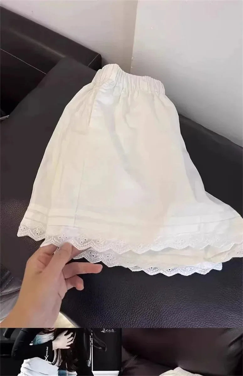 Pantaloni scurți pentru femei albi cu margine din dantelă, talie înaltă, croială lejeră, picioare largi, pantaloni scurți pentru plajă și vacanță