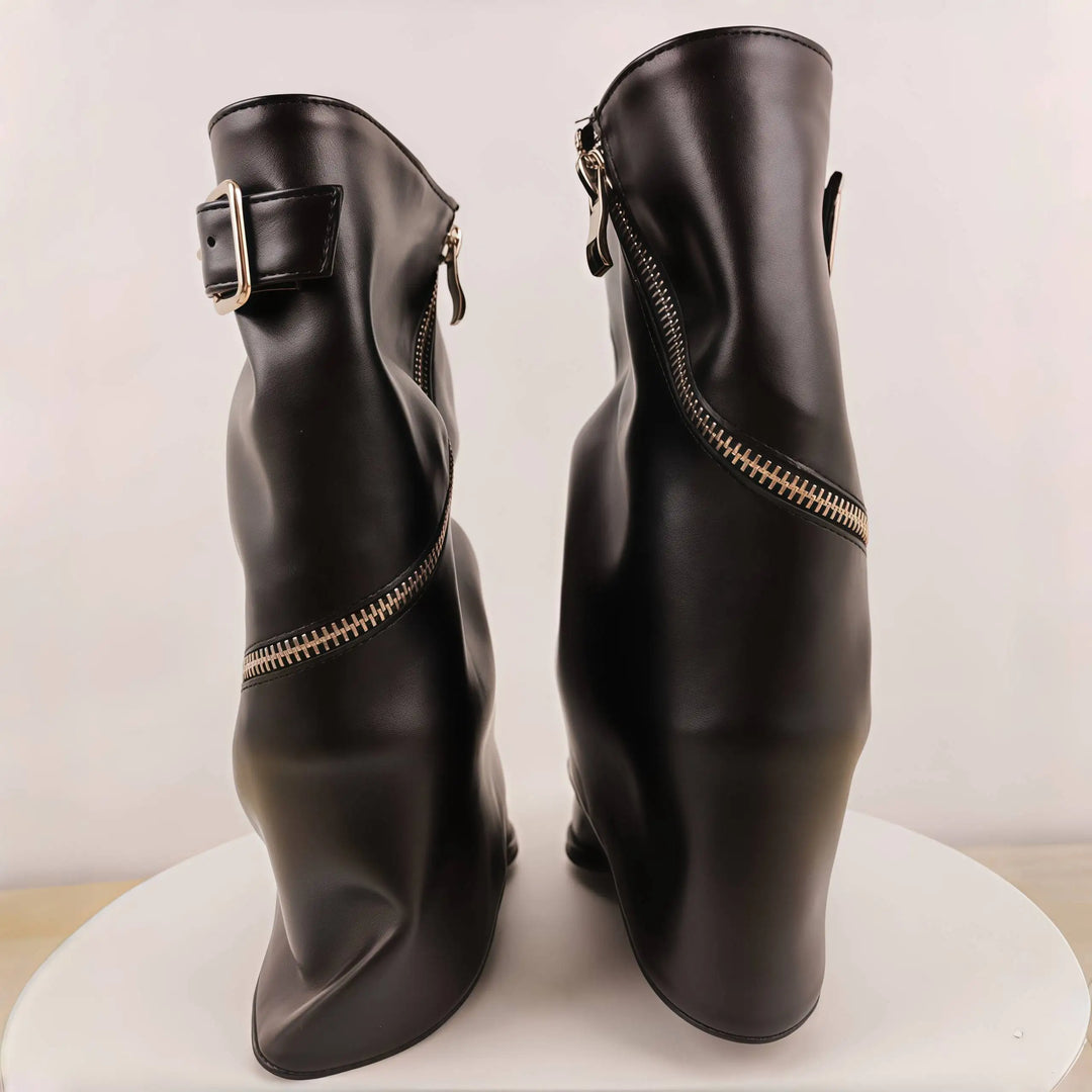 Sort læderstøvle med lynlås og spænde, set bagfra. Moderne design, høj kvalitet, perfekt til modebevidste. Ideel til efterår og vinter.