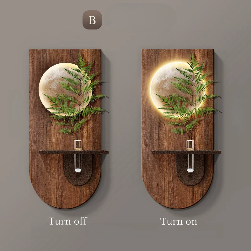 Trælampe med måne- og bregnemotiv, tændt og slukket. Moderne vægdekoration, LED-belysning, naturinspireret design, indretning.