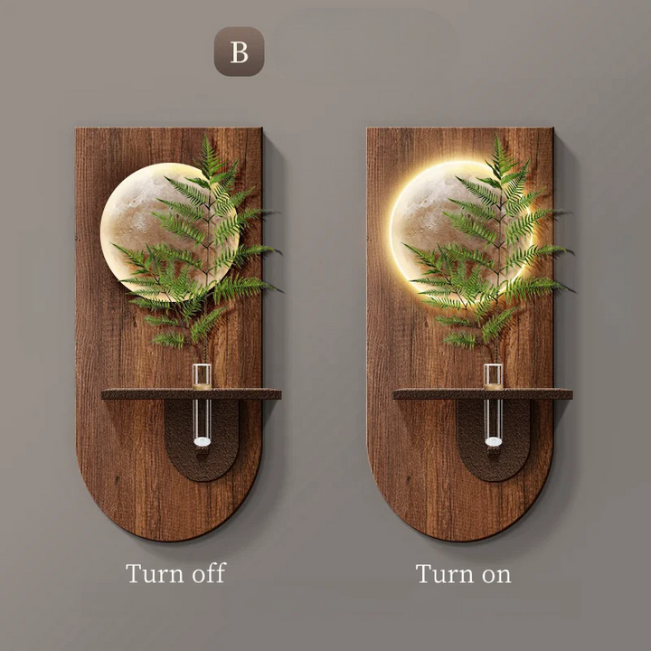Trælampe med måne- og bregnemotiv, tændt og slukket. Moderne vægdekoration, LED-belysning, naturinspireret design, indretning.