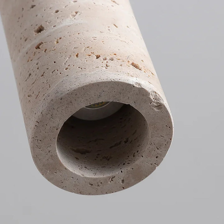 Travertin cylinderformet pendellampe med synlig pære, minimalistisk design, naturlig stenstruktur, moderne belysning til hjemmet.