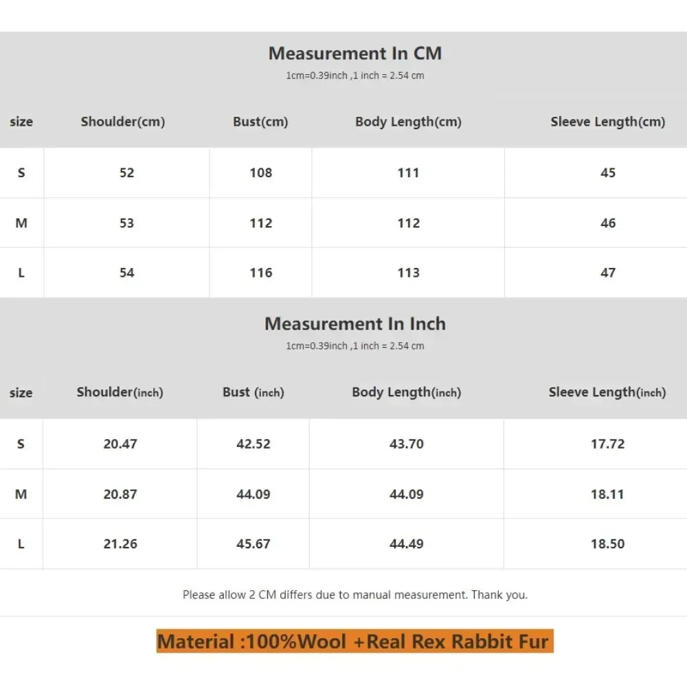 Størrelsesguide for tøj i cm og tommer, viser skulder, bryst, kropslængde og ærmelængde for S, M, L. Materiale: 100% uld + ægte Rex kaninpels.