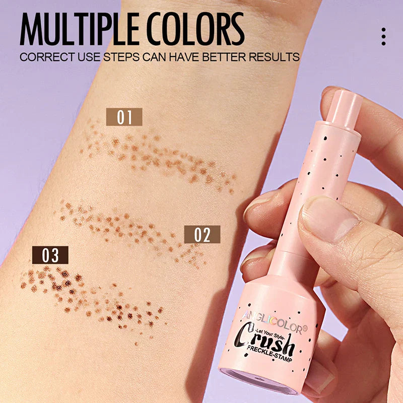 Hånd med fregnestempel makeup, tre farver på underarm. Makeup værktøj, fregne design, skønhedstrend.