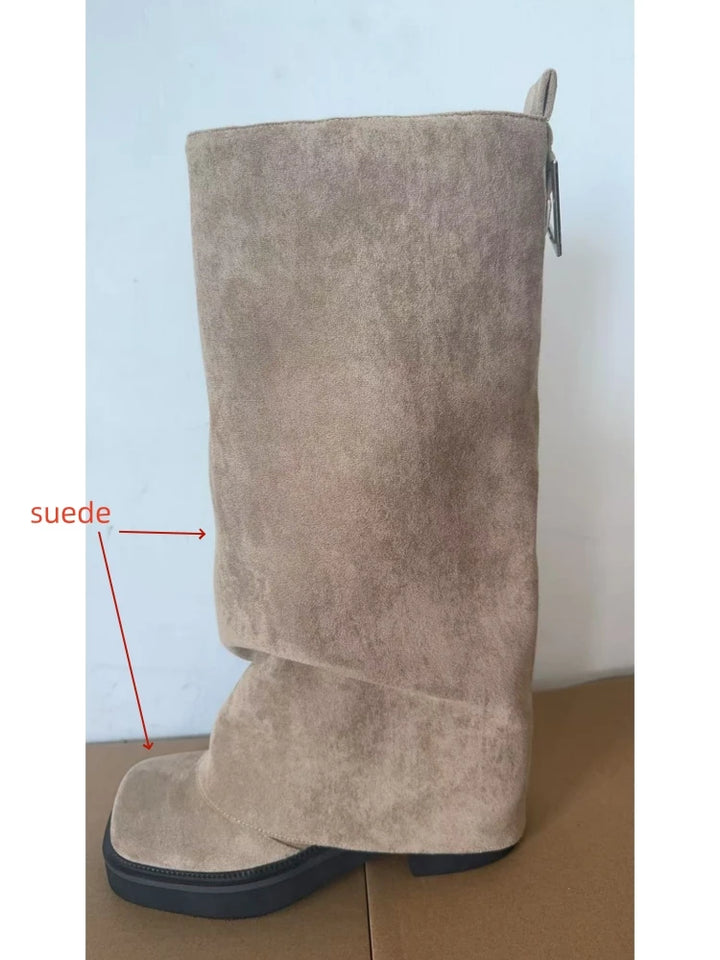 Beige ruskindsstøvle med flad sål og lynlås, stilfuldt design til kvinder. Perfekt til efterår og vintermode. Komfortabel og trendy fodtøj.