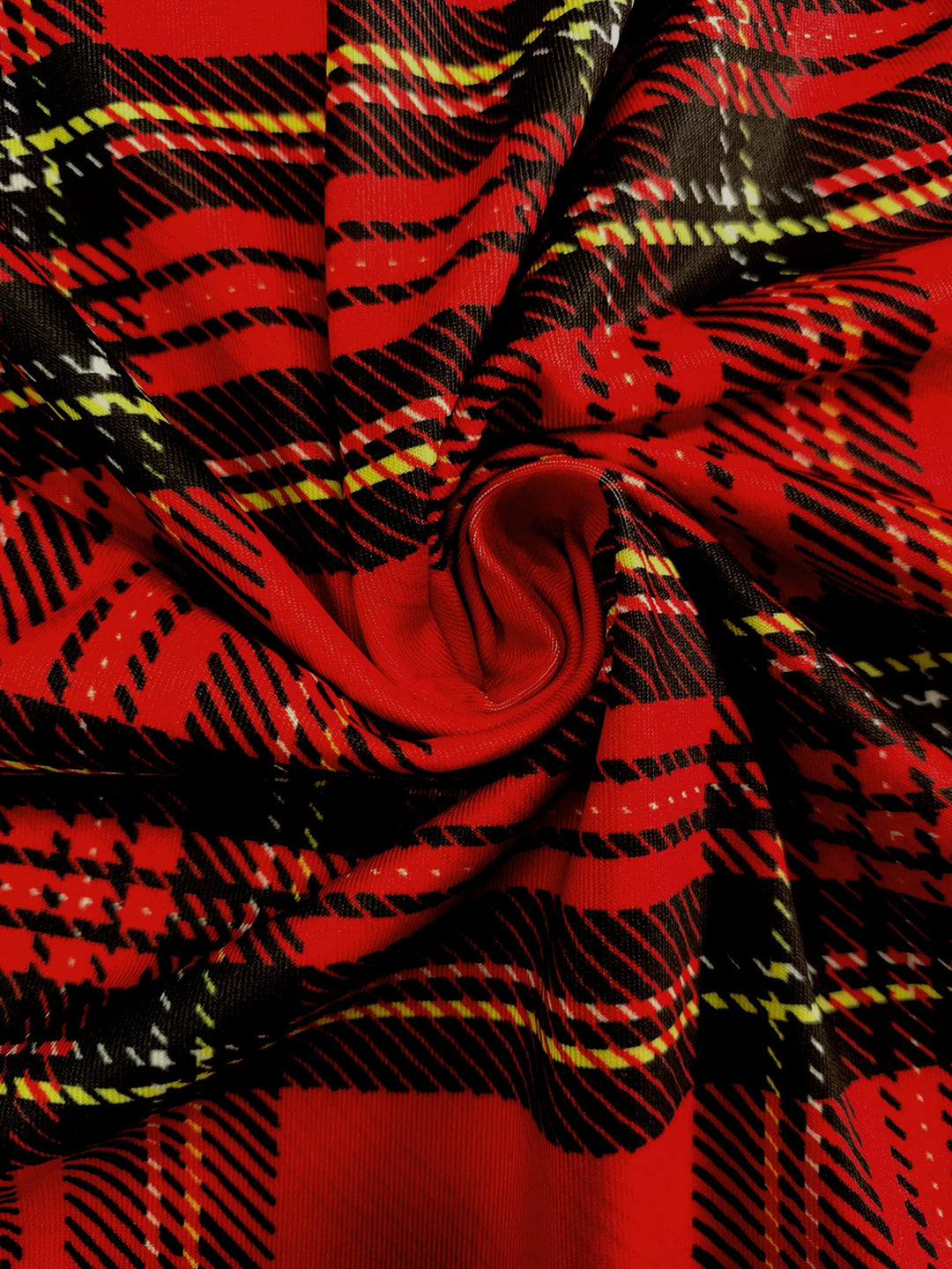 Rød skotskternet stof med sorte, hvide og gule linjer, snoet i et spiraldesign. Perfekt til mode, tekstiler og interiør.