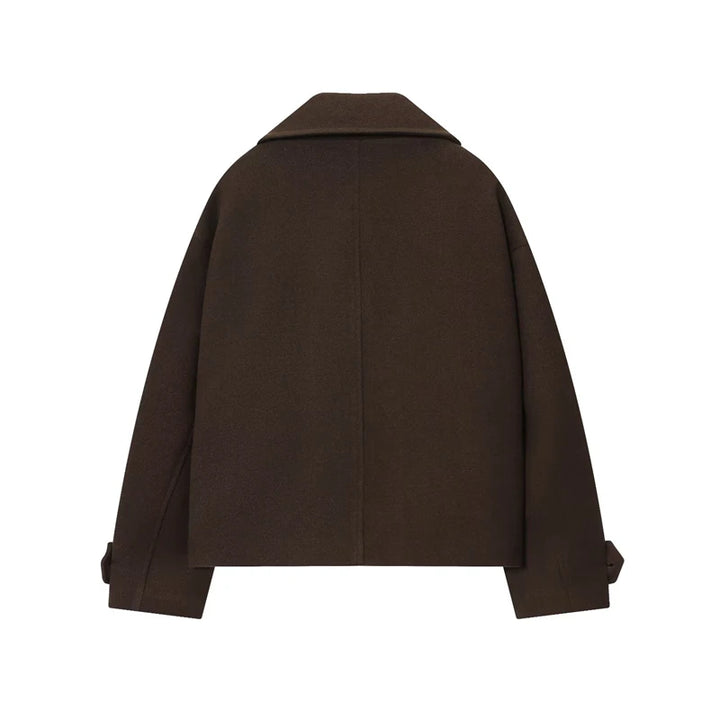 Brun uldjakke til kvinder set bagfra, minimalistisk design, brede skuldre, lange ærmer med stropdetaljer, perfekt til efterår og vintermode.