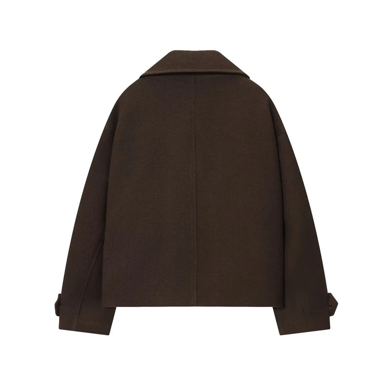 Brun uldjakke til kvinder set bagfra, minimalistisk design, brede skuldre, lange ærmer med stropdetaljer, perfekt til efterår og vintermode.