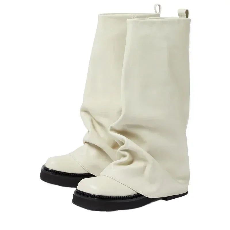 Hvide, løse læderstøvler med sort sål, moderne design. Perfekte til modebevidste, komfortable og stilfulde valg til efterår og vinter.