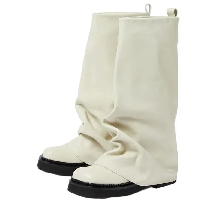 Hvide, løse læderstøvler med sort sål, moderne design. Perfekte til modebevidste, komfortable og stilfulde valg til efterår og vinter.
