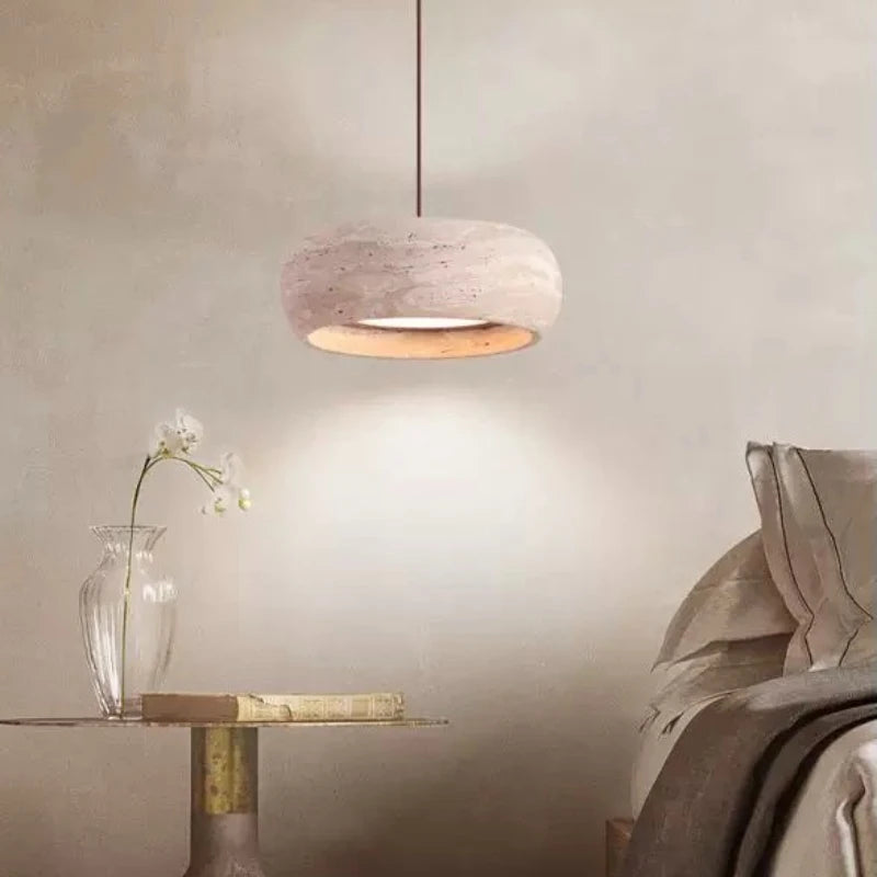 Moderne soveværelse med elegant loftslampe i beton, glasvase med orkidé på natbord, minimalistisk indretning, skandinavisk design.