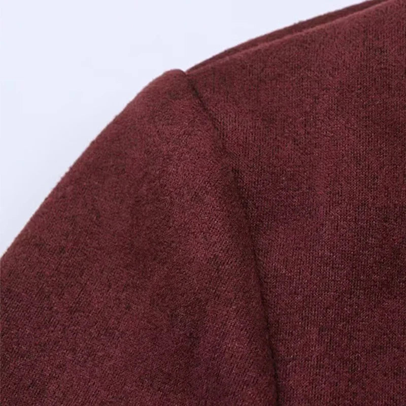 Bordeaux rød uldjakke detalje, blød tekstur, elegant design, vintermode, varm beklædning, stilfuld overtøj, moderne snit, luksuriøs kvalitet.