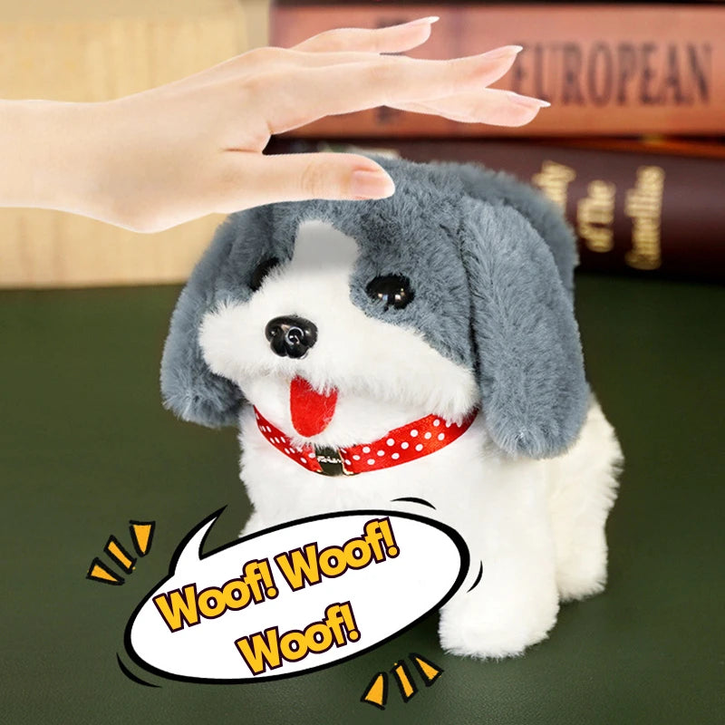 Plyslegetøjshund med grå ører og rødprikket halsbånd, interaktivt med lydfunktion, hånd klapper, tekstboble "Woof! Woof! Woof!" i forgrunden.