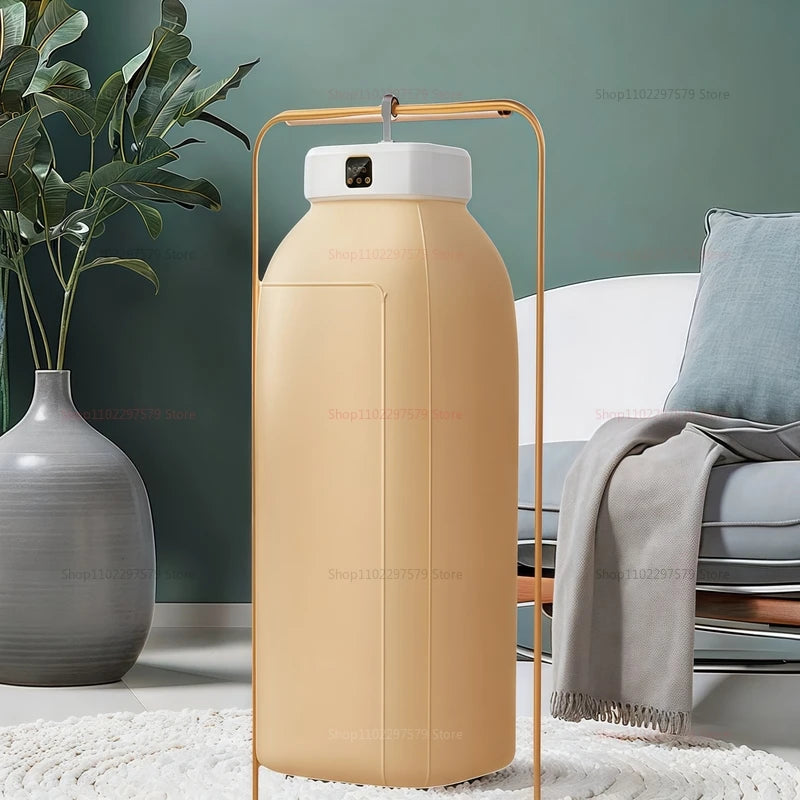 Moderne gulvlampe i form af en stor, beige mælkeflaske med hvid top, placeret i stilfuldt indrettet stue med grøn plante og grå sofa.