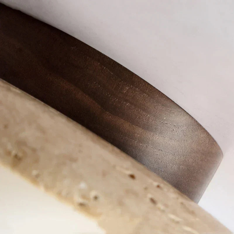 Brun trælampe med minimalistisk design, set fra siden. Perfekt til moderne indretning. Elegant belysning til stue eller kontor.