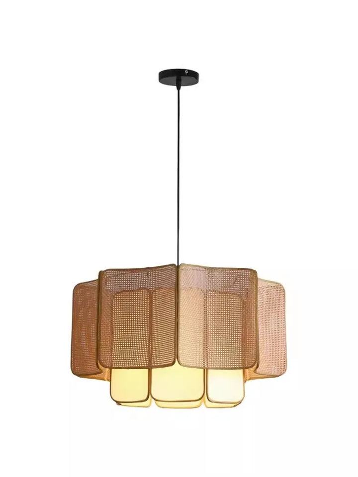 Moderne pendellampe i guld med geometrisk design og netstruktur. Ideel til stueindretning, skaber stilfuld belysning og elegant atmosfære.