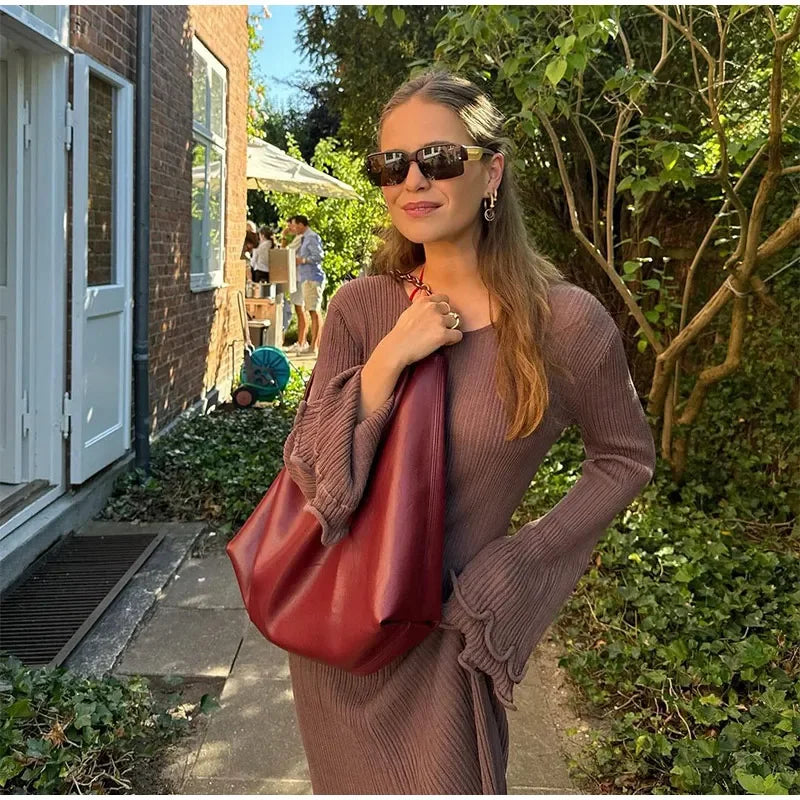 Lena Elegant maxi-neuletunikamekko avoimella selällä ja hillityillä röyhelöillä