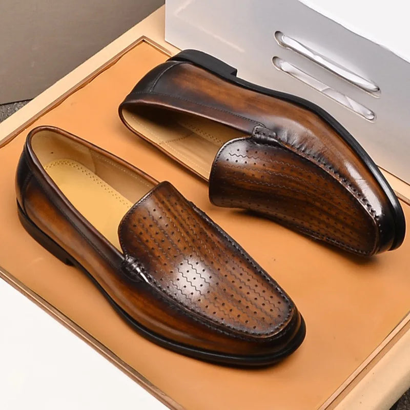 Brune lædersko til mænd med perforeret mønster, elegant design, ideelle til formelle lejligheder. Håndlavede herresko i høj kvalitet.