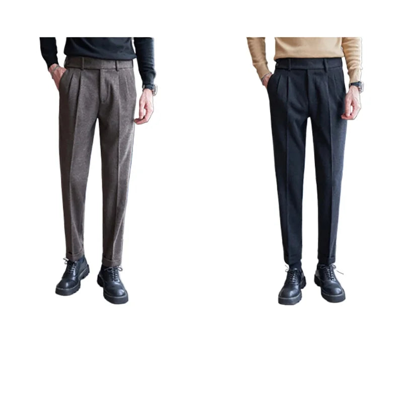 To mænd iført stilfulde, klassiske bukser i brun og sort. Perfekt til formelle lejligheder. Moderne herremode, elegant design, komfortabel pasform.