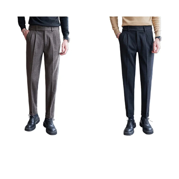 To mænd iført stilfulde, klassiske bukser i brun og sort. Perfekt til formelle lejligheder. Moderne herremode, elegant design, komfortabel pasform.