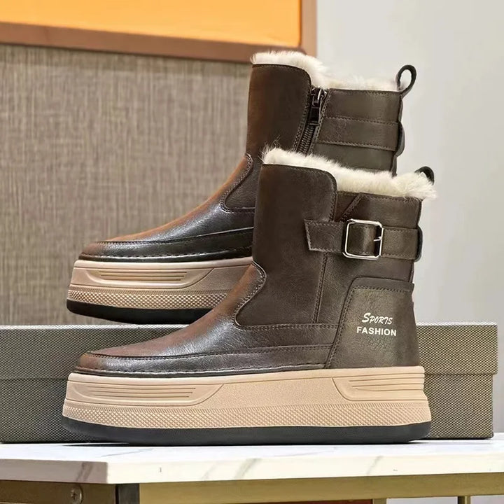Brune vinterstøvler med pelsfor, lynlås og spænde, platformsål. Moderne design, komfortable og varme. Perfekte til vintermode og udendørs brug.