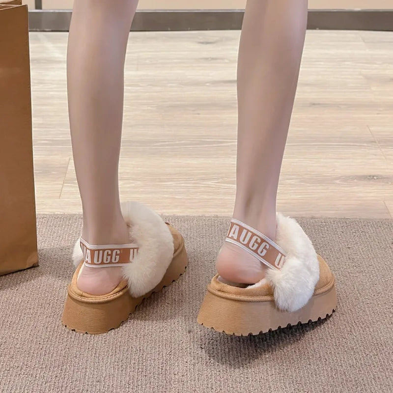 Dameben iført beige, fluffy platform sandaler med rem, stående på trægulv. Trendy fodtøj, komfortable hjemmesko, moderne stil.