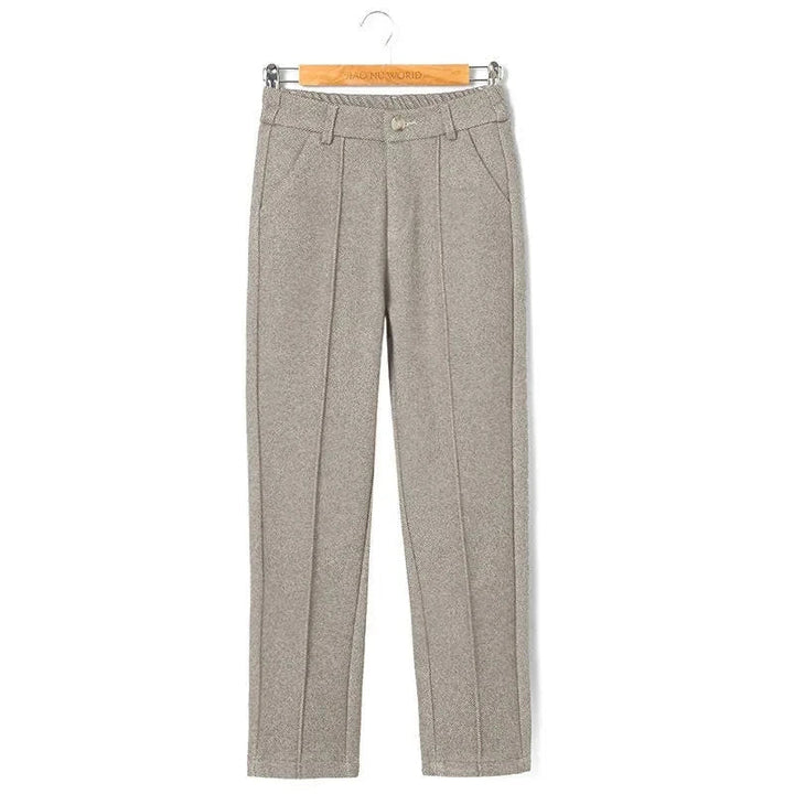 Grå uldbukser til kvinder på bøjle, klassisk design med pressefolder, velegnet til formelle anledninger. Elegant og tidløst tøjvalg.