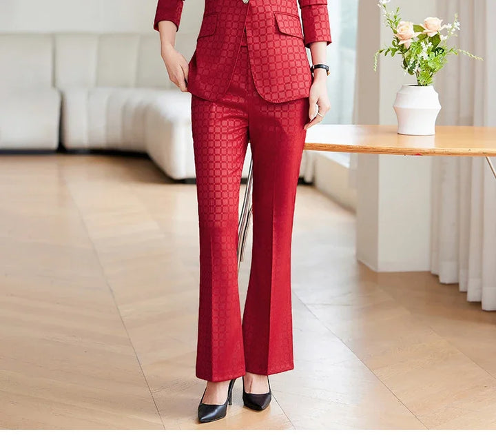 Rød jakkesæt til kvinder med ternet mønster, lange bukser og matchende jakke. Elegant kontorlook, perfekt til forretningsmøder.