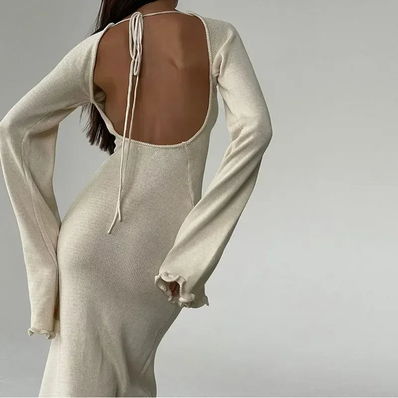 Lena Elegant maxi-neuletunikamekko avoimella selällä ja hillityillä röyhelöillä