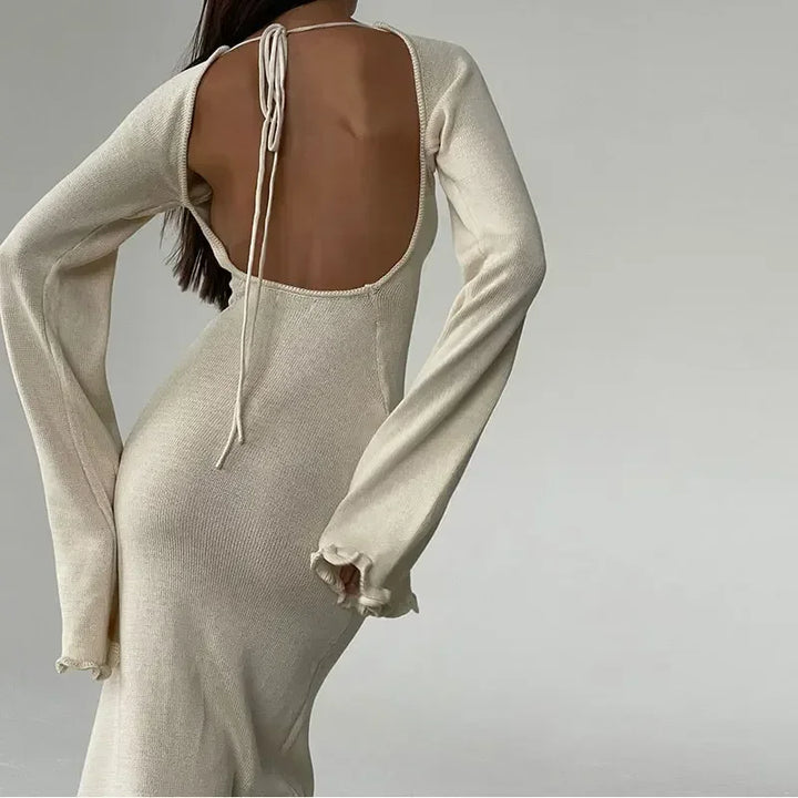Lena Elegant maxi-neuletunikamekko avoimella selällä ja hillityillä röyhelöillä