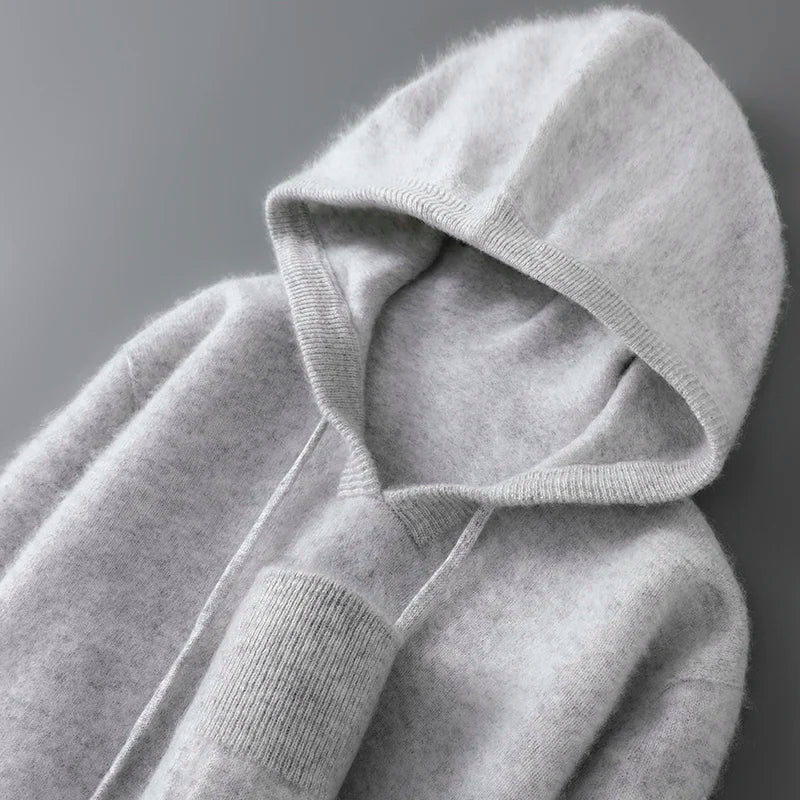 Grå hættetrøje i blødt kashmir, minimalistisk design, tæt strik, komfortabel og stilfuld, perfekt til efterår og vintermode.