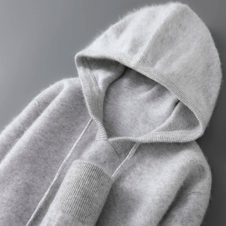 Grå hættetrøje i blødt kashmir, minimalistisk design, tæt strik, komfortabel og stilfuld, perfekt til efterår og vintermode.