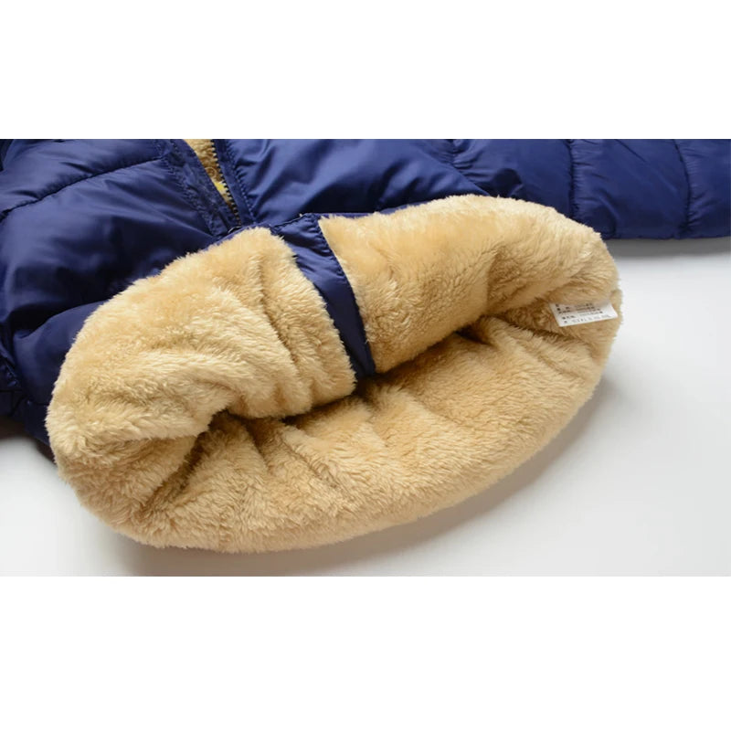 Blå vinterjakke med blød, beige pelsforing. Ideel til koldt vejr. Komfortabel og stilfuld jakke til mænd og kvinder. Varmt overtøj.