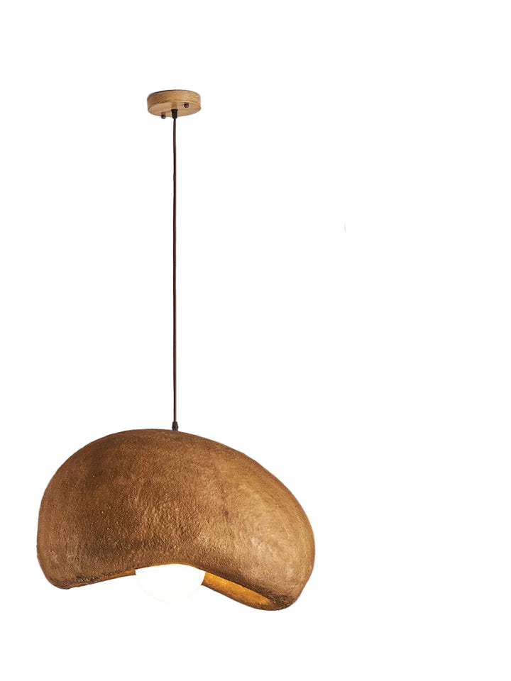 Hængelampe i rustikt design med brun, kuppelformet skærm og synlig pære. Perfekt til moderne indretning og belysning i stue eller køkken.