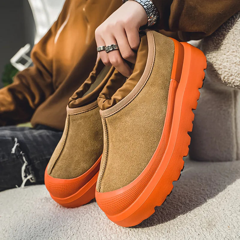 Brune ruskindssko med tykke orange såler, moderne design, komfortabelt fodtøj til efterår og vinter, unisex slip-on sko, trendy mode.