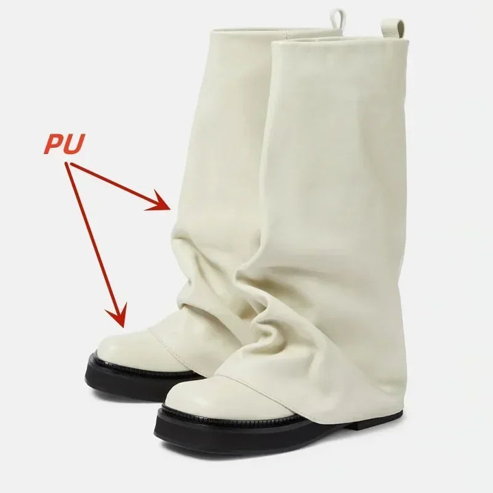 Hvide PU-støvler med sort sål, rynket design og rund tå. Moderne og stilfuldt fodtøj til kvinder. Ideel til modebevidste outfits.