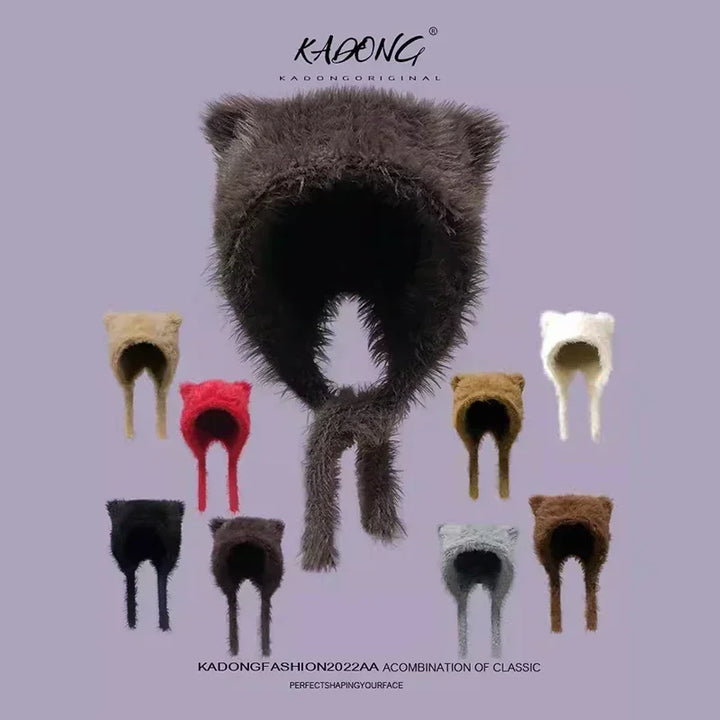 Plysset vinterhue med katteører i forskellige farver, herunder sort, rød og beige. Perfekt tilbehør til koldt vejr og modebevidste.