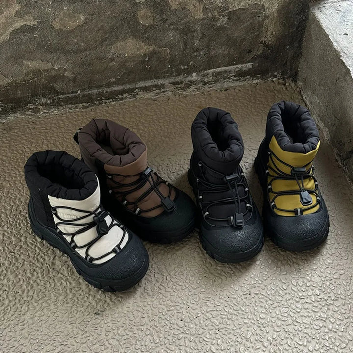 Fire par vinterstøvler i forskellige farver: hvid, brun, sort og gul. Støvlerne har snørebånd og robust sål, ideelle til koldt vejr.