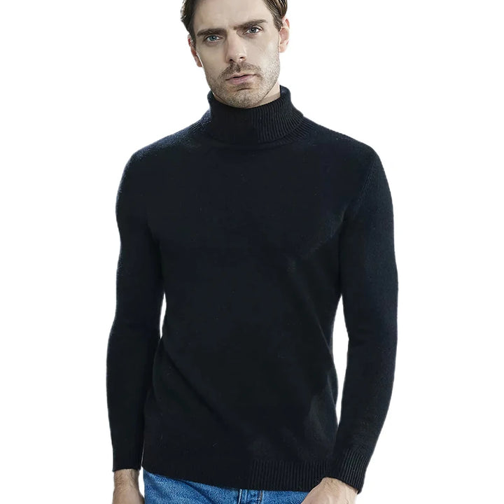 Mand iført sort rullekrave sweater og blå jeans, poserer mod hvid baggrund. Stilfuld herremode, vintertøj, klassisk design.