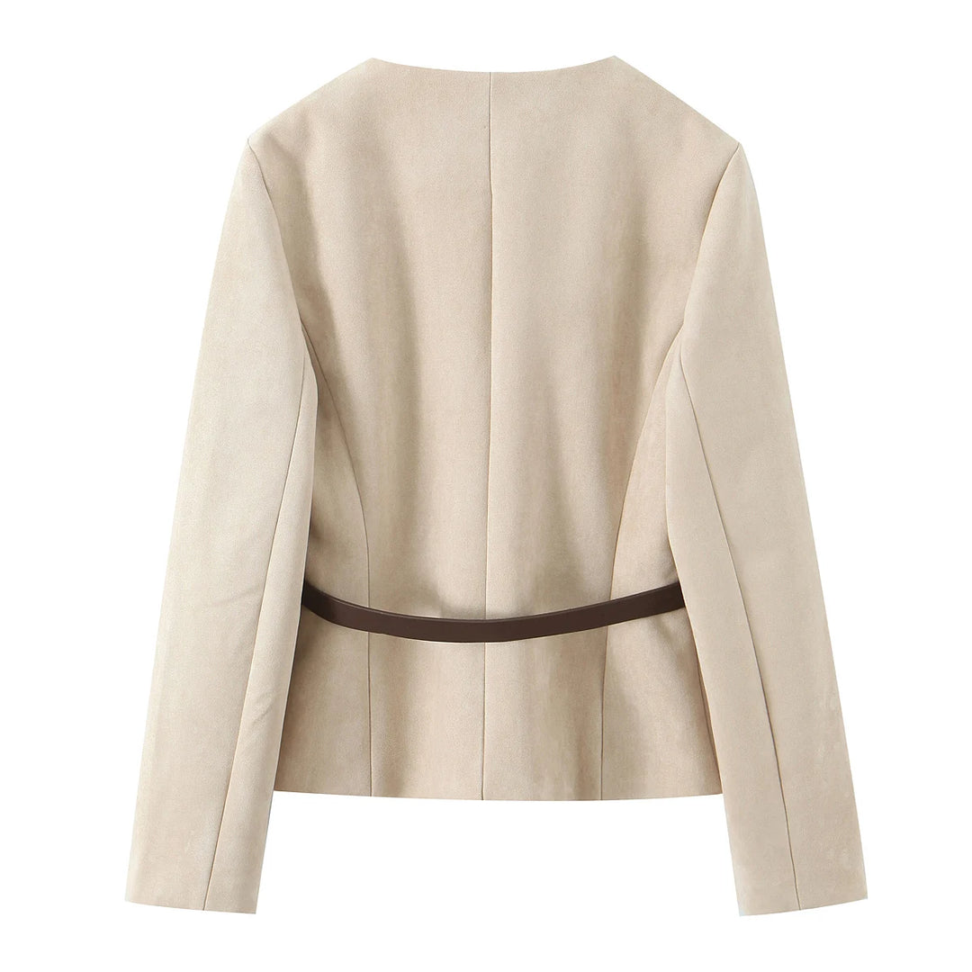 Beige jakke i ruskind med brun bælte detalje, elegant design, langærmet, perfekt til forårsmode, stilfuld og moderne beklædning til kvinder.