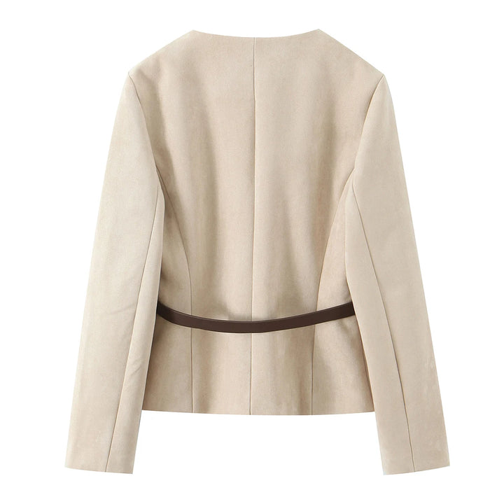 Beige jakke i ruskind med brun bælte detalje, elegant design, langærmet, perfekt til forårsmode, stilfuld og moderne beklædning til kvinder.