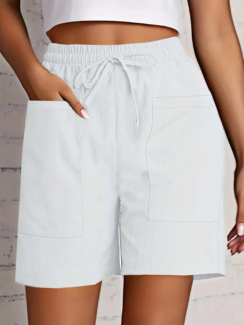 Hvide shorts til kvinder med elastisk talje og lommer, casual sommermode. Komfortabelt design, perfekt til afslappet hverdagsbrug.